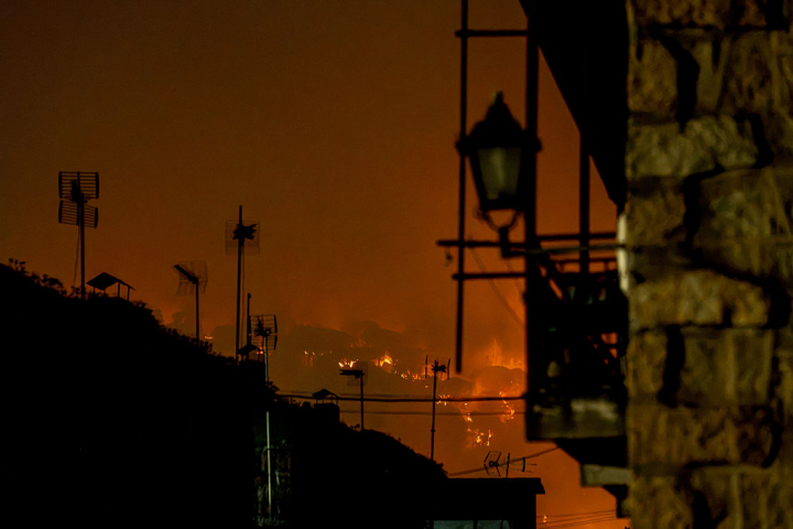 Una calle de la localidad de La Adrada, en la provincia de Ávila, durante la madrugada de este domingo.