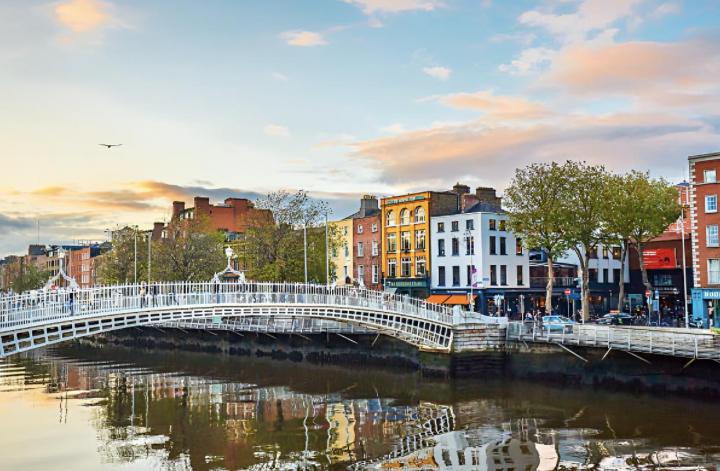 alt="alt="El puente Ha'penny en Dublín en Irlanda""