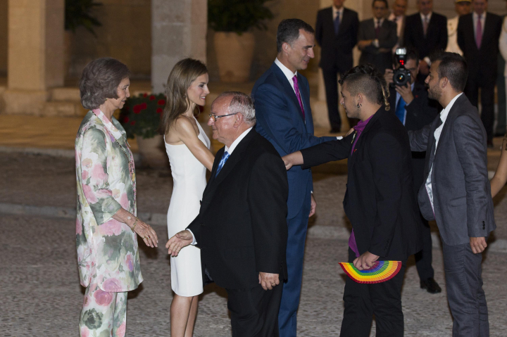 La familia real recibiendo a representantes de asociaciones LGTBI en Mallorca al comienzo del reinado de Felipe VI
