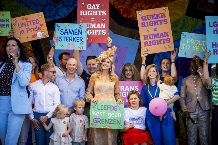Máxima de Holanda con pancartas a favor del colectivo LGTBI en la inauguración del WorldPride 2026 en Amsterdam
