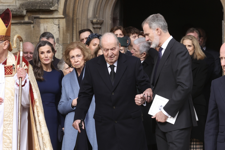 Felipe VI agarra del brazo al rey Juan Carlos en presencia de la reina Letizia y la reina Sofía en el funeral por Constantino de Grecia en Windsor en 2024