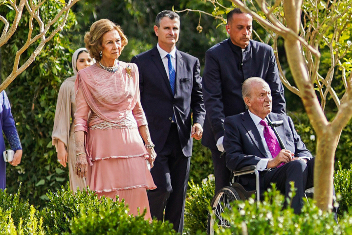 La reina Sofía y el rey Juan Carlos, en silla de ruedas, en la boda de Hussein y Rajwa de Jordania en junio de 2023