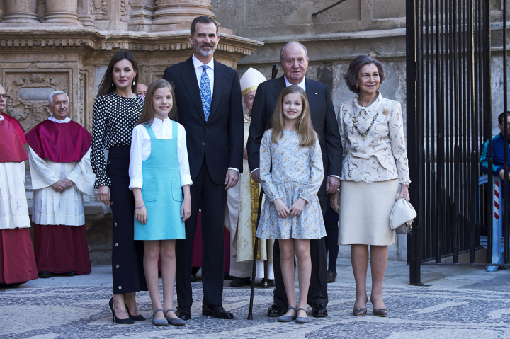 Los reyes Juan Carlos y Sofía, los reyes Felipe y Letizia, la princesa Leonor y la infanta Sofía en la Misa de Pascua 2018 en Palma