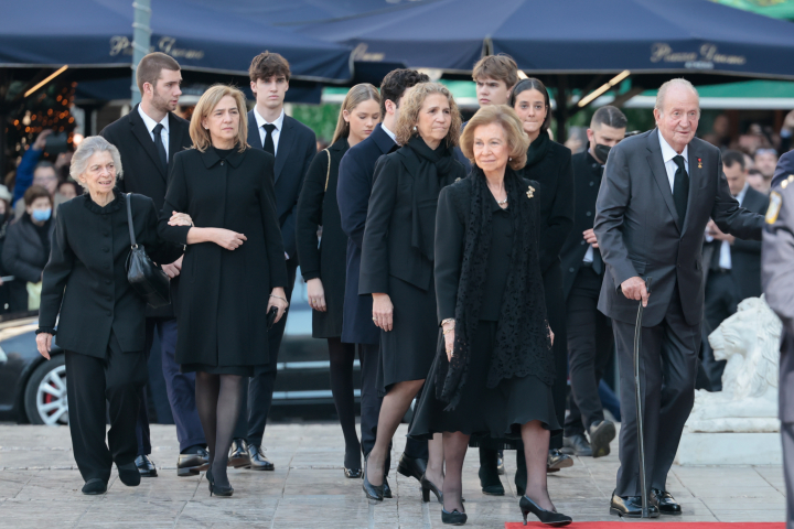 Los reyes Juan Carlos y Sofía, sus hijas Elena y Cristina, varios de sus nietos e Irene de Grecia en el funeral de Constantino de Grecia en Atenas