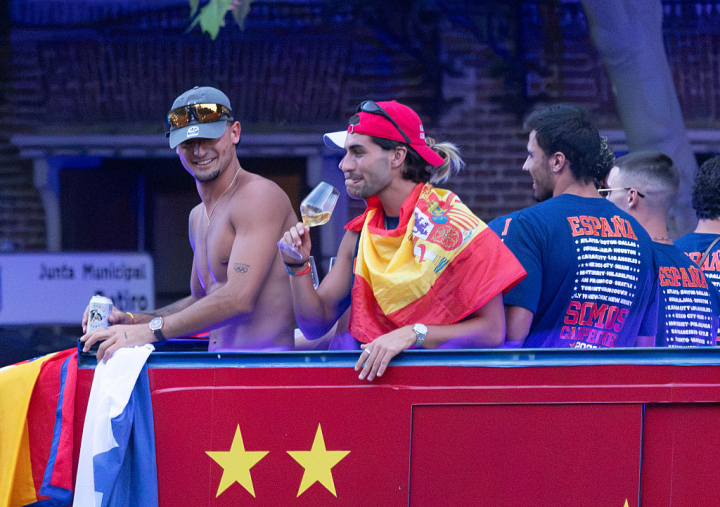Marc Pubill y Ferran Torres con una copa de vino duirante la celebración por la victoria del Mundial.