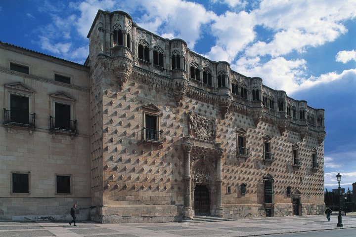 alt="alt="Palacio del Infantado en Guadalajara, España.""