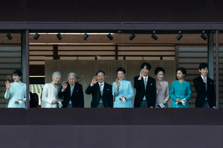 Aiko de Japón, los emperadores eméritos Akihito y Michiko, los emperadores Naruhito y Masako, los príncipes herederos Akishino y Kiko y sus hijos Kako e Hisahito