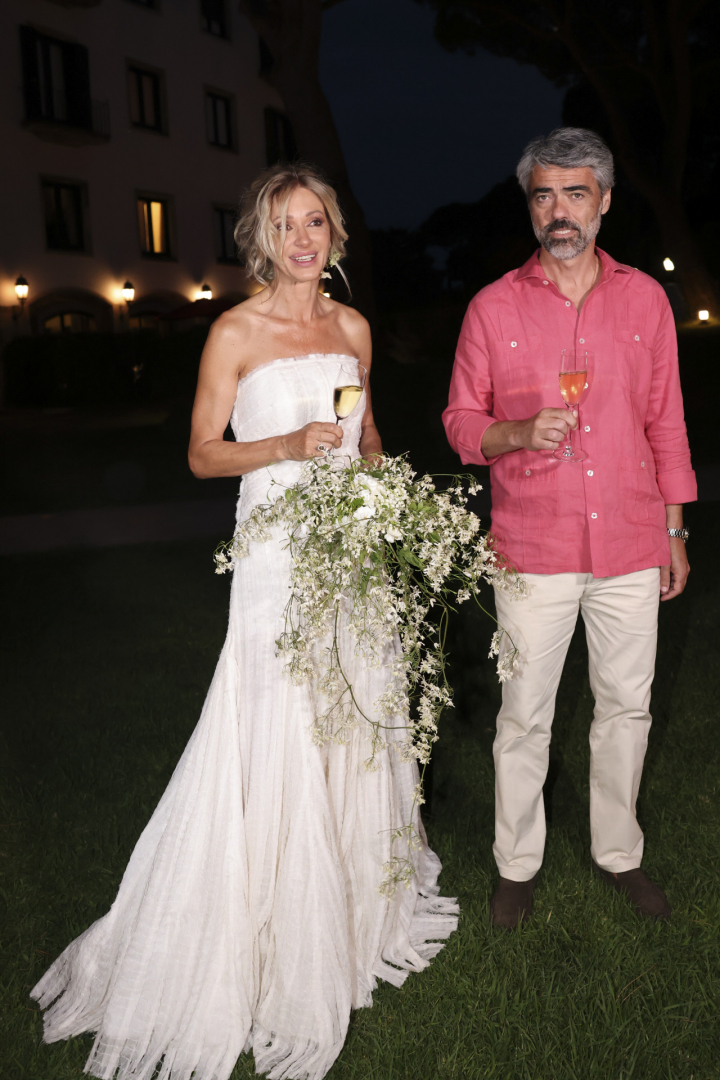 Susanna Griso y Luis Enriquez brindan con los periodistas el día de su boda.