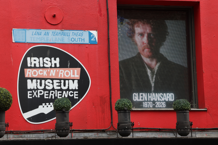 Tributo en Temple Bar a Glen Hansard tras su fallecimiento a los 56 años en un accidente de moto