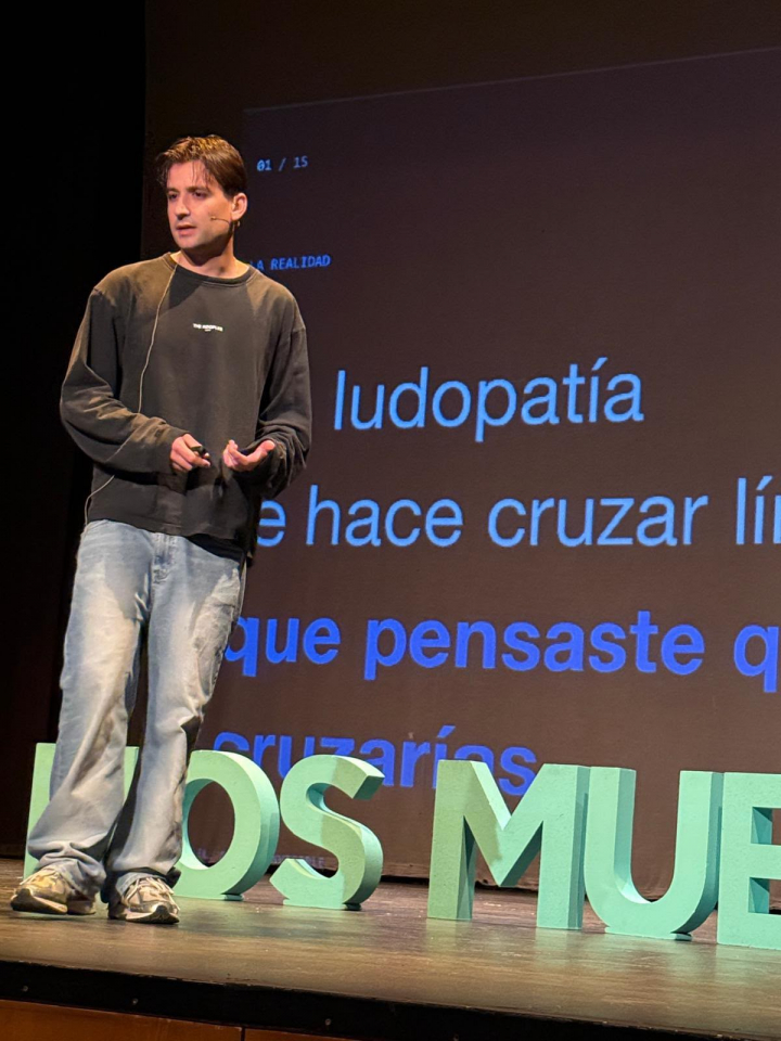Álvaro en una charla sobre adicción al juego.