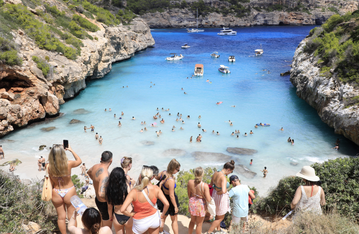 Caló des Moro, en Mallorca, llena de turistas