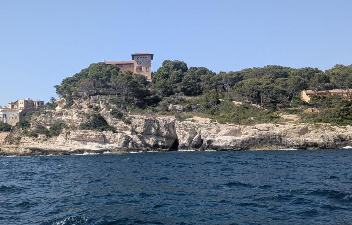 El palacio de Marivent, residencia de verano de la familia real en Mallorca, visto desde el mar