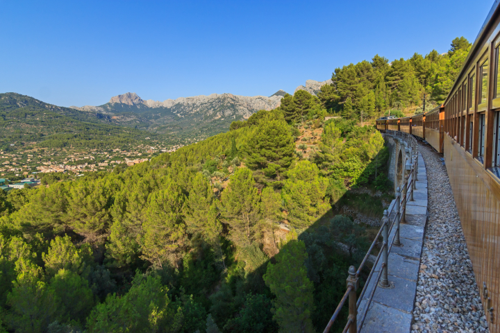 Las impresionantes vistas desde el tren histórico que va de Palma a Sóller
