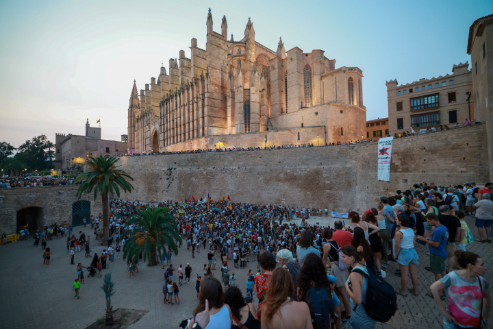Manifestación contra el turismo masivo junto a la Catedral de Palma y el Palacio de La Almudaina