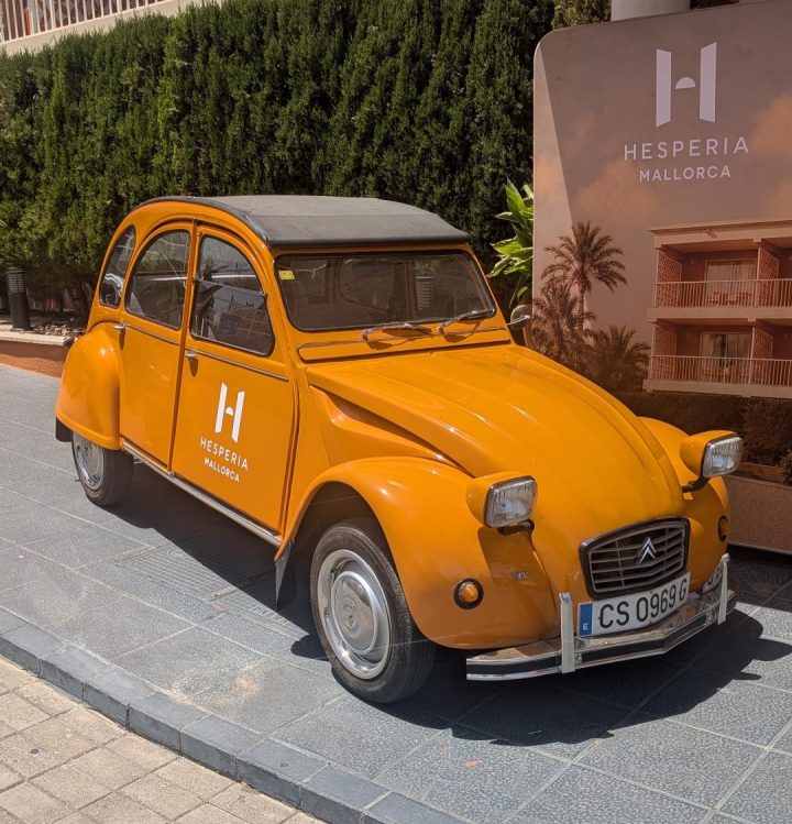 Un Citroën 2CV naranja, situada a la puerta del Hotel Hesperia Mallorca