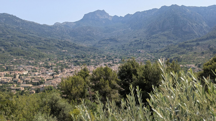 Vista de Sóller desde el mirador Pujol d'en Banya, donde el tren de Palma a Sóller realiza una parada