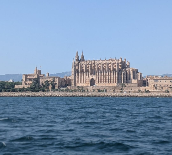 Vista desde el mar del palacio de La Almudaina y la Catedral de Palma