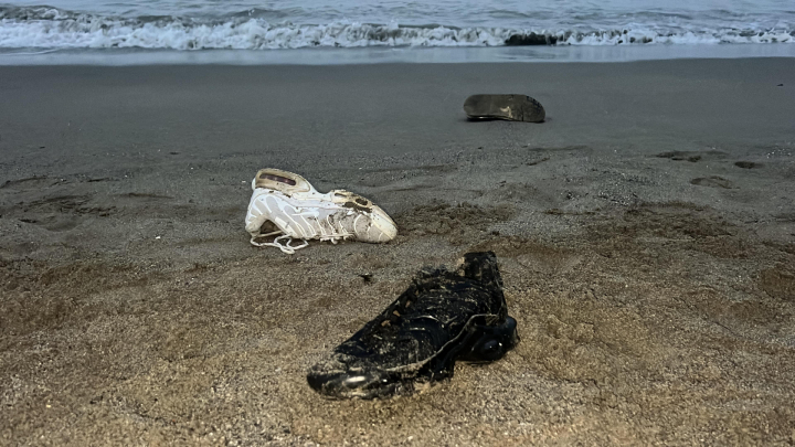 Zapatillas de jóvenes que se adentraron en el mar en dirección a Ceuta