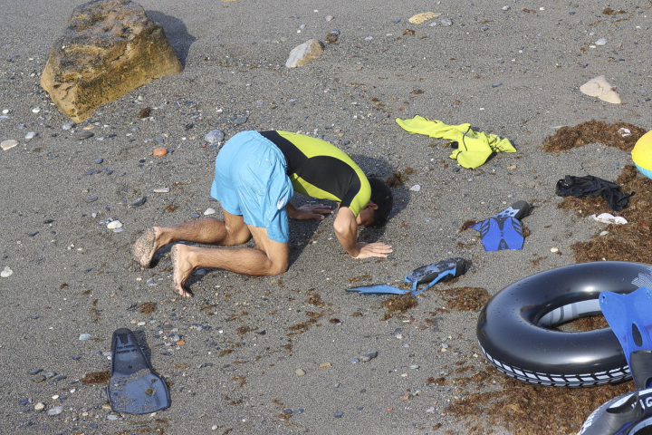 alt="alt="Alegría de las personas que logran llegar a tierra""