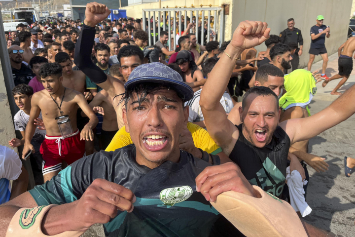 alt="alt="Algunos migrantes logran entrar en Ceuta cruzando el espigón del Tarajal""