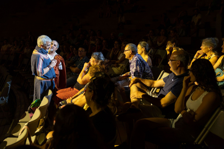 Carlos Sobera interactuando con el público en 'La comedia de la olla'