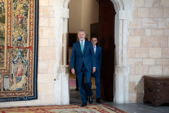 Felipe VI y Pedro Sánchez en su despacho de verano en el palacio real de La Almudaina en Palma, Mallorca