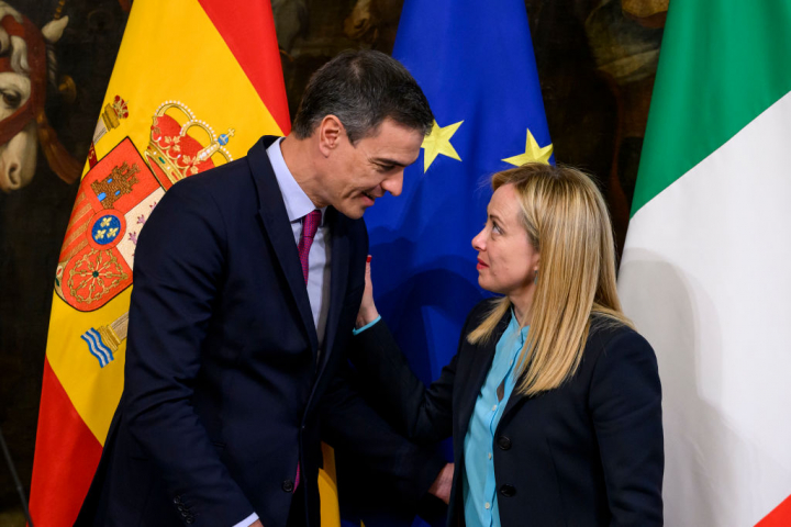 Giorgia Meloni y Pedro Sánchez se saludan
