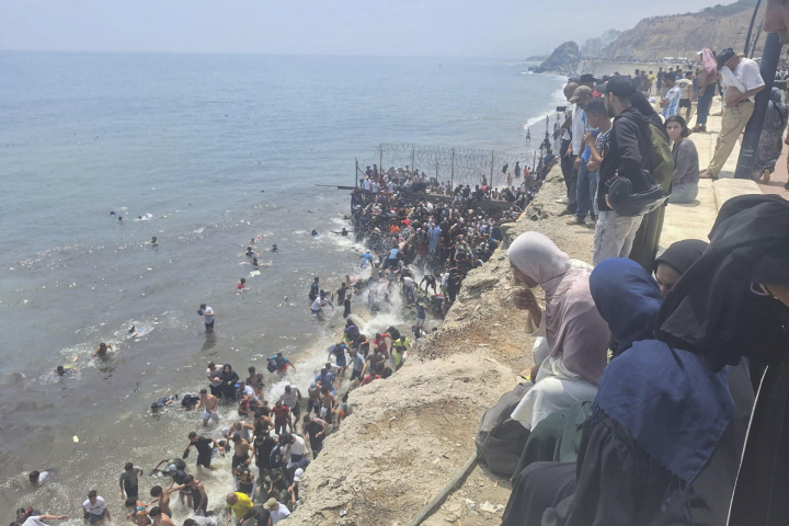 alt="alt="Miles de jóvenes marroquíes se dirigieron este jueves a la frontera entre Castillejos (Marruecos) y Ceuta (España) para tratar de cruzar la valla que separa las dos ciudades""