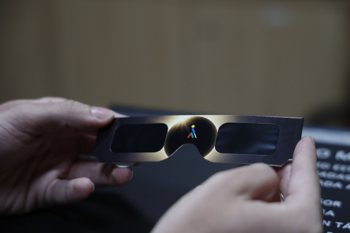 Gafas para el eclipse solar repartidas por el ministerio de Ciencia, Innovación y Universidades y el Grupo Social ONCE