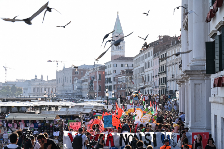 Manifestación contra la turistificación en Venecia, Italia.