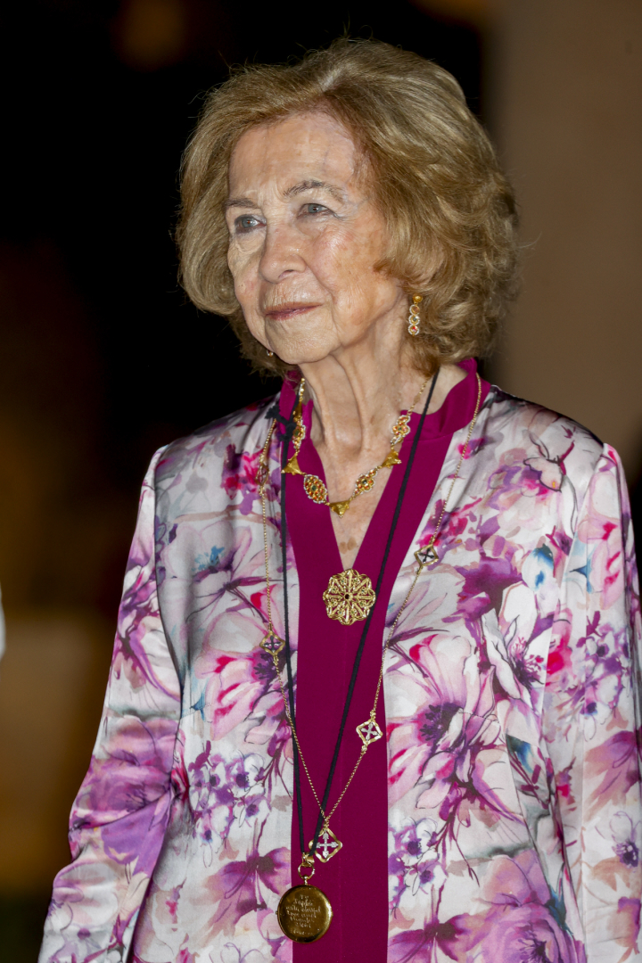 La reina emérita Sofía con el reloj de bolsillo, regalo de su hermana Irene del que no se separa, en la recepción a las autoridades celebrada en Marivent.