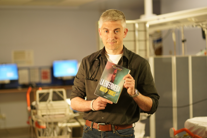 Martín Torres, con su novela en una consulta.