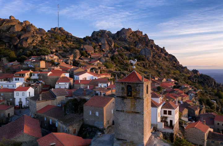 alt="alt="El pueblo de Monsanto en Portugal""