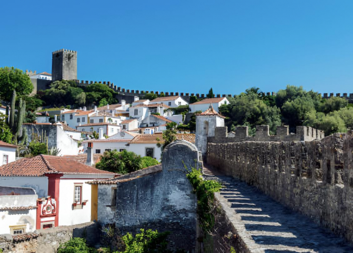 alt="alt="El pueblo de Óbidos (Portugal) y su imponente muralla medieval""