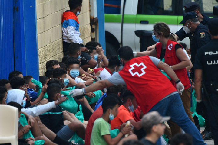 Integrantes de la Cruz Roja asisten a centenares de menores no acompañados llegados a Ceuta (Imagen de archive)