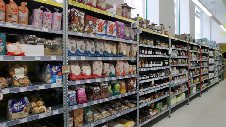 Un lineal de La Osa Coop con muchos productos de todo tipo, incluyendo primeras marcas