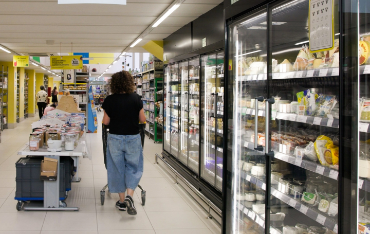 Una mujer de espaldas camina por uno de los pasillos de La Osa Coop en Madrid