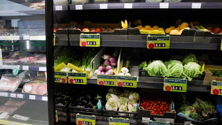 Un plano en el que aparecen frutas, verduras y hortalizas a la venta en La Osa Coop
