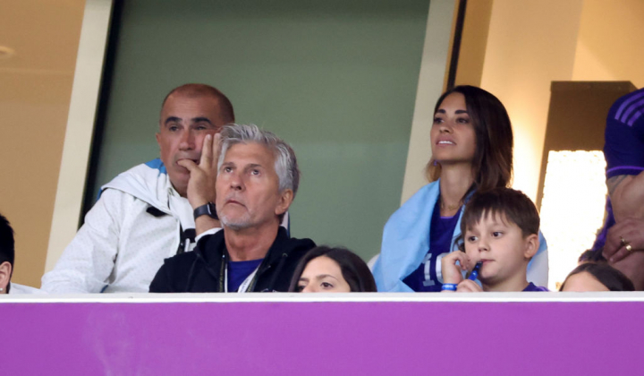 Jorge Messi en el palco junto a Antonella Roccuzzo, mujer de Messi, y sus nietos en el Mundial de Qatar 2022.
