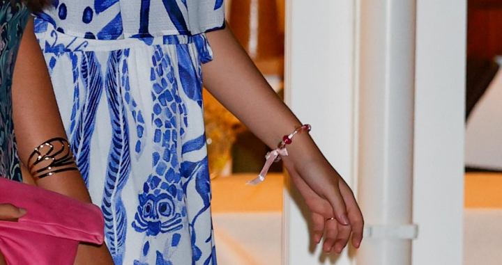 La infanta Sofía y su pulsera de abalorios.
