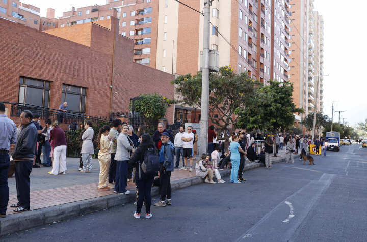 alt="alt="Personas evacuan edificios en Bogotá.""