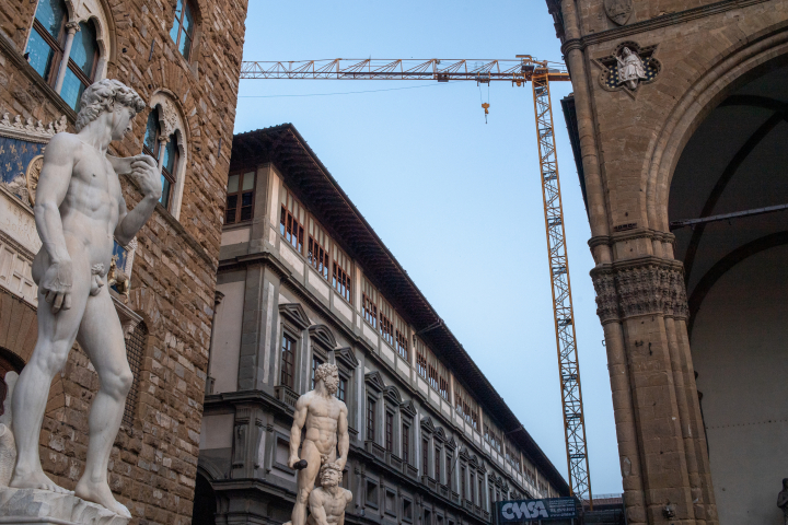 alt="alt="FLORENCE, ITALY - JUNE 13: A view of the crane near the Uffizi Gallery,""