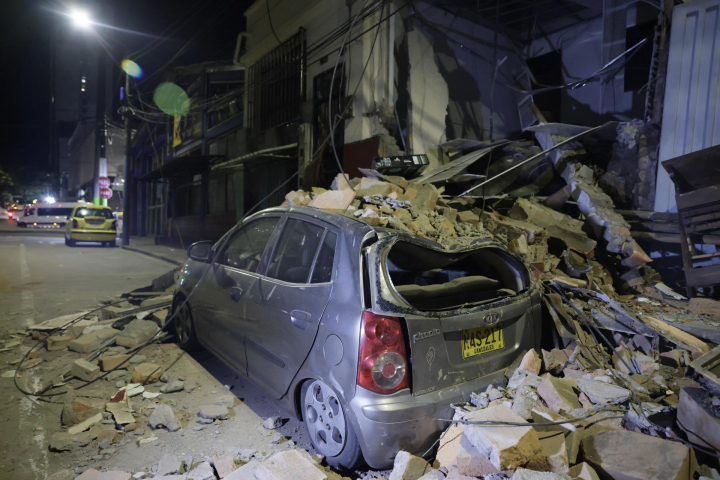 Fotografía que muestra un vehículo afectado luego de un terremoto de magnitud 7,4 este lunes, en Pereira (Colombia)