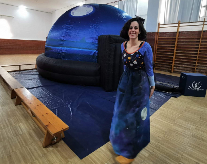 Sarai de la Hoz y el planetario portátil