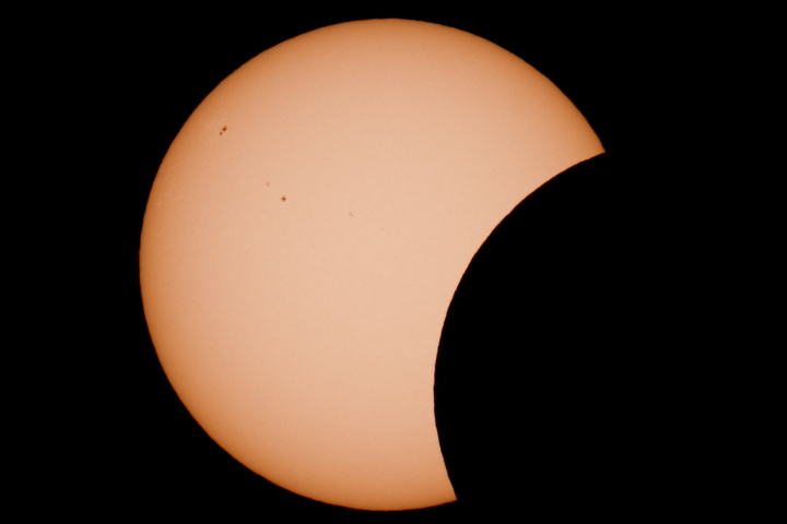 alt="alt="A los pocos minutos, en el mismo punto (Arija), la Luna ya se había comido un buen trozo del Sol.""
