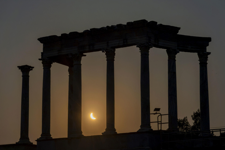 alt="alt="A través de las columnas del Teatro Romano de Mérida.""