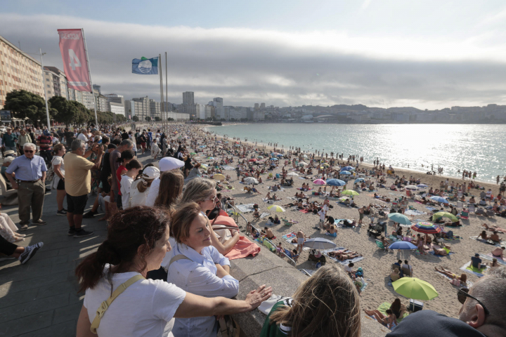 alt="alt="Cientos de personas abarrotaron esta playa de A Coruña para ver el eclipse.""