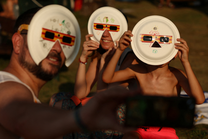 alt="alt="Con máscaras caseras alrededor de las gafas para cuidar al máximo la visión de los más pequeños.""