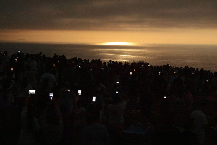 alt="alt="El espectáculo del cielo, seguido desde el parque de El Monte de San Pedro, en A Coruña.""