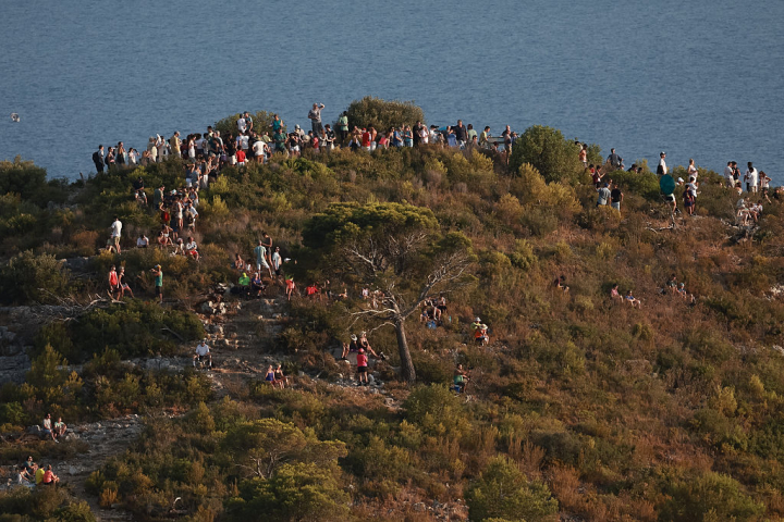 alt="alt="Personas congregadas en Segur de Calafell.""